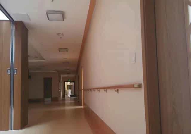 凯发国际通道安装实木扶手的优缺点都有哪些？(图1)