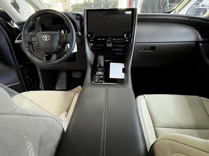 2025款丰田埃尔法依旧是商务车风向标各方凯发国际面表现均衡动力够强(图2)