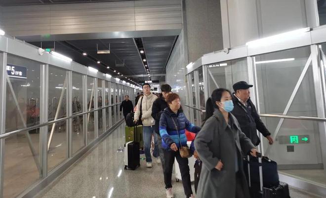 服务旅客3788万人次除了地铁免安检、南北区连廊松江枢纽这份“春运答卷”还有更多细节→(图1)